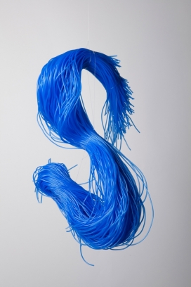 幻想空间-蓝色“面条”皮管字体设计