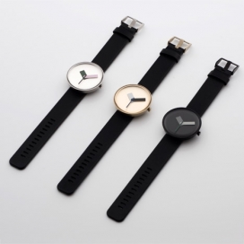 塞缪尔・威尔金森设计的Mòltair游牧手表-有一个圆形的脸和不锈钢质感表壳，有三种不同的款式可供选择：黑色，银色和金色。男女皆宜的手表，有一个简单的黑色皮表带，有一对固定在不锈钢背板的扣。