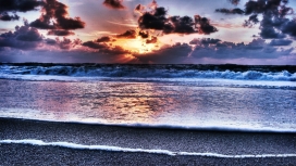 美丽的卵石滩日落