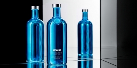 Absolut Electrik-伏特加包装设计-单一颜色的蓝色和银色瓶，闪烁如圣诞树灯，半透明的金属，镜面涂层让整个包装散发魔力