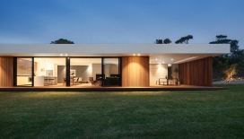 澳大利亚由木和玻璃组成的阁楼式建筑设计-包括四间卧室，一间休息室，双车库，一个开放式的厨房和生活区，有一个长型的线性屋顶，延伸出来提供保护与太阳