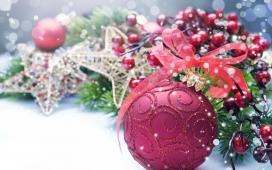 高清晰紫色圣诞浆果和装饰品壁纸
