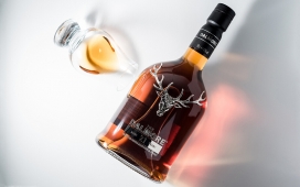 斯特罗姆与捷豹设计的限量版瓶身威士忌-仅仅只有888瓶可遍及世界各地。琥珀色调，银色闪亮的口音，外观是有点神秘和精致