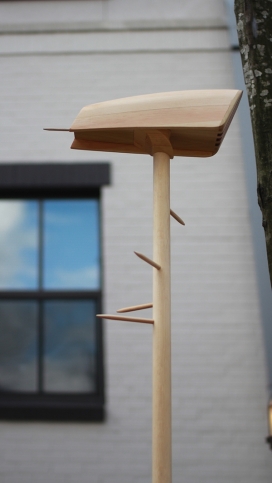 BIRD HOUSE流体曲木顶杨树鸟屋-为各种新时代的鸟提供现代家园，锥形底座可以方便地固定到地面