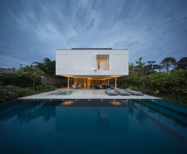 巴西圣保罗“白宫”-500平方米的建筑，热带简约优雅的房屋。采用混凝土和白色铝为材料 - 可以承受海上恶劣的热带元素天气。
