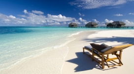 马尔代夫的沙滩度假躺椅壁纸