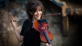 拉小提琴的琳赛・斯特林