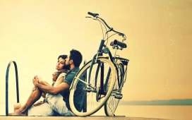 自行车旁边的真爱情侣