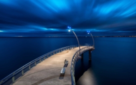 蓝水照明浮桥