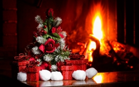 燃烧壁炉旁的圣诞礼物装饰