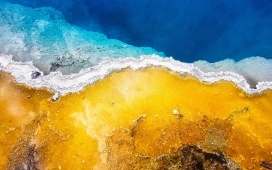 蓝黄海浪岩石