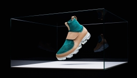 马克•纽森和里卡多Tisci设计耐克周年限量版Air Max鞋-这是来自不同领域三位设计师的联合作品。脚底有空气袋在，以帮助缓解双脚运行时的压力，面料采用皮革底盘和尼龙搭扣带，十分时尚