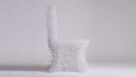 3D打印的错综复杂塑料椅子-这个过程花了两个月完成，设计师每天花费大约八个小时来做重复的动作来建立形状