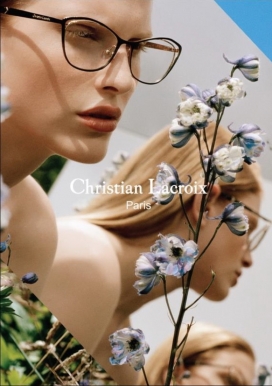 法国品牌Christian Lacroix克里斯蒂安・拉克鲁瓦-春天2017的运动-金发女郎穿着印有头巾的时装展现她的背影，绽放的花卉，戴着一副复古灵感的太阳眼镜，广告展示了Niki光学镜架的镜像