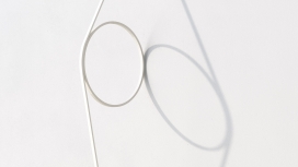 意大利设计二重奏Formafantasma设计的线环灯，在米兰设计周公布，有一个扁平的电源线，形成一个雕塑光