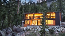 一个充满乐趣舒适的屋-内华达山脉陡峭斜坡上黑色小屋