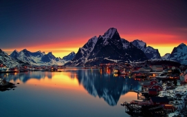 黄昏下挪威群岛雪山湖美景壁纸