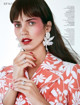 阿曼达・韦尔斯-Harpers Bazaar 哈萨克斯坦-柔和色调与普拉达粉红色上衣和裙子