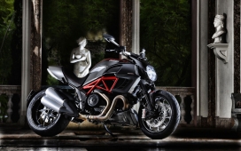 高清晰红黑搭配的ducati杜卡迪街头霸王摩托车壁纸