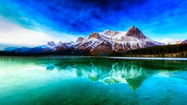 高清晰蓝色雪山湖倒影壁纸
