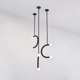 一个简单圆形金属基座的吊灯-由缎吹玻璃球偏移而成