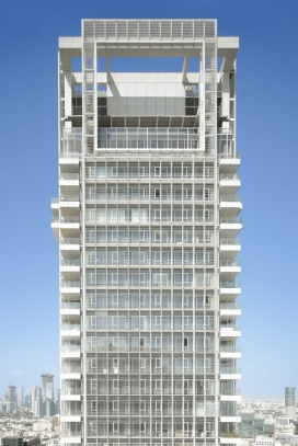 理查德・迈耶在以色列特拉维夫完成的塔楼-白色的百叶窗，犹如人的面纱