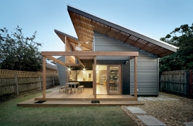 “鸟巢”-一个新的现代建筑-一个开放式的居住空间和夹层，屋顶角有助于增加房间和旧房子的被动太阳能，使室内充满光，抛光的混凝土地板与厨房里温暖的木地板形成视觉对比