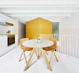 黄金立方体复式公寓-一个宽敞的两层楼，围绕着一双高度黄金立方体，设计师把两个不同的家庭连接在一起，通过一个新的卧室和楼梯来连接