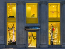 纽约麦迪逊大道上的黄颜色脚手架卡尔文商店