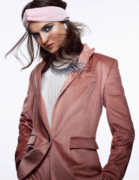 帕迪拉-Vogue阿拉伯-尘土飞扬的粉红色,用黑色和白色，重金属打造的女性时尚