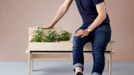 Florian Wegenast设计的小空间临时花园家具-包括凳子、长凳和桌子，每一个都允许用户存储植物――满足居住在没有花园的小空间的人们。