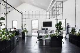 线条感极强的墨尔本黑白办公室-一个新空间可以容纳二十名员工的会议室。看上去像是一个图形，黑白色内部点缀着一个不断增长的室内花园