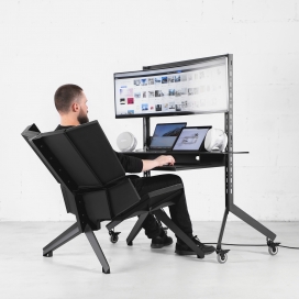 X1椅-符合人体工程学的科幻控制家居，同时提供了给未来一个模拟办公桌的数字接口