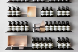 紧凑型灯具照亮了多伦多的Aesop商店-外观采用柔和的弧形边缘和圆柱形模型，与品牌标志性棕色瓶子的形状相似。