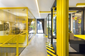 大胆黄色新公司办事处-200平方米，包括一个内部庭院，以及明亮的黄色和黑色配色方案。