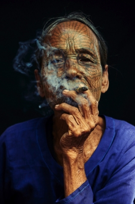 Chin tribe-缅甸钦州面部纹身的居民