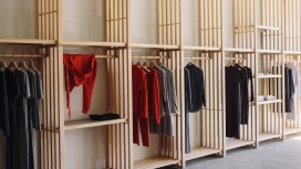 日本在新西兰设计的生态时尚服装商店-这些服装店由一系列板条木板定义