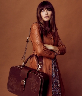 Alyssa Miller模特设计师推出的手提包和行李箱-波西米亚风格的配饰灵感来自Brigitte Bardot和Bianca Jagger的复古图像