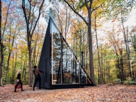 BIG在纽约州设计的玻璃三角形小屋