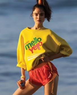 布兰卡帕迪利亚-ELLE运动海滩风格-90年代色彩缤纷的服装