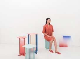 Framemust-家居-2张桌子，2把椅子组成的家具形式，旨在试验和重新定义日常物品