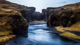 冰岛峡谷河