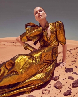 哈娜・索库波娃-富含云母金属色与大自然沙子完美结合的女装秀