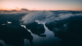 黎明前的雾湖