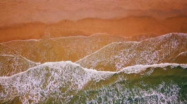 高清晰鸟瞰海浪沙滩壁纸