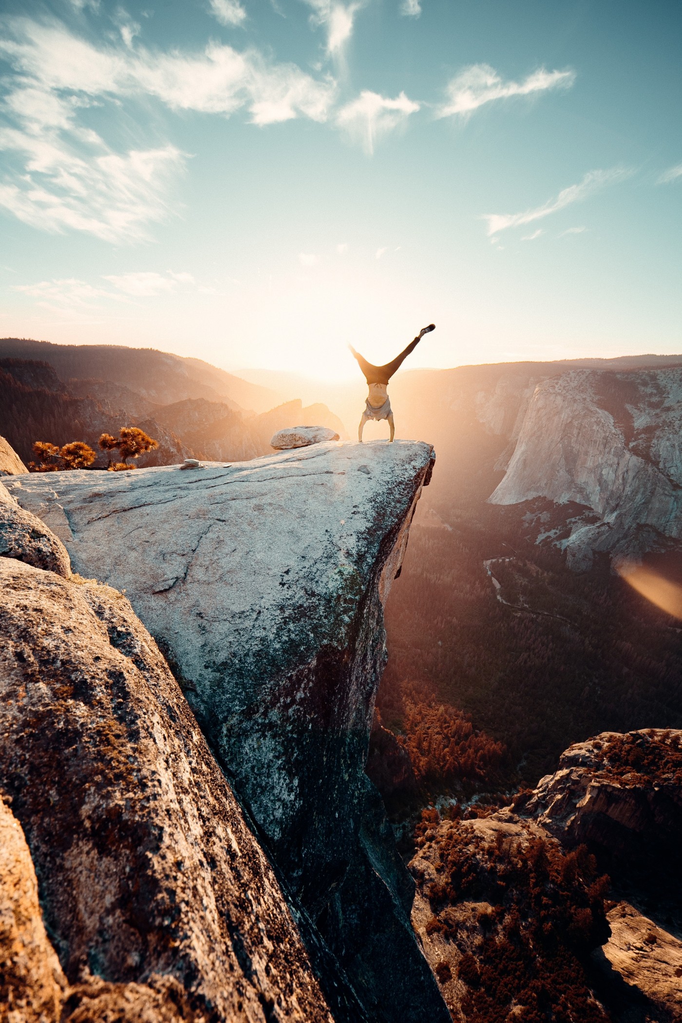 自然风景摄影素材两个人坐在山顶的悬崖边上欣赏着日出时分的自然景致