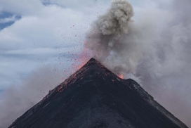 高清晰咆哮的火山