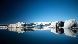 高清晰蓝色湖泊冰川壁纸