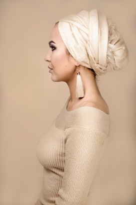 戴白色头巾的阿拉伯姑娘