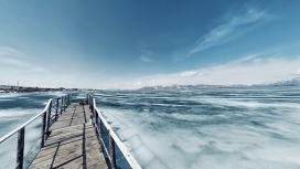 漂亮结冰湖上的围栏码头